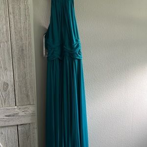 Beautiful neckline, worn once for wedding in March. No alterations made